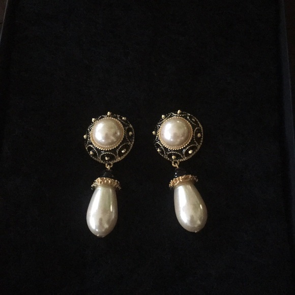 Cache Jewelry - VERY ELEGANT VINTAGE PEARL CLIP EARRINGS.